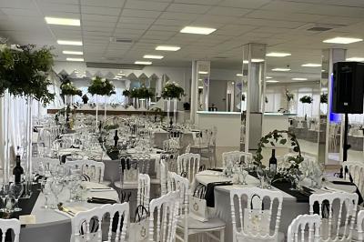 Buffet en plein air avec une variété de plats et boissons, installé sous une tente lors d'un événement convivial.