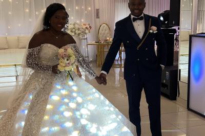 Buffet en plein air avec une variété de plats et boissons, installé sous une tente lors d'un événement convivial.