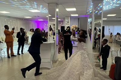 Buffet en plein air avec une variété de plats et boissons, installé sous une tente lors d'un événement convivial.