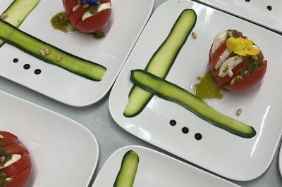 Buffet en plein air avec une variété de plats et boissons, installé sous une tente lors d'un événement convivial.