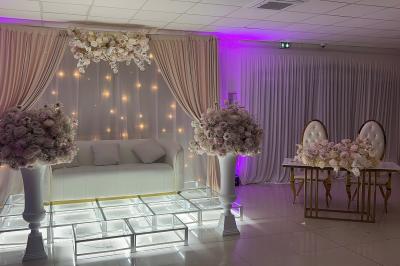 Buffet en plein air avec une variété de plats et boissons, installé sous une tente lors d'un événement convivial.