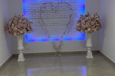 Buffet en plein air avec une variété de plats et boissons, installé sous une tente lors d'un événement convivial.