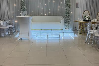 Buffet en plein air avec une variété de plats et boissons, installé sous une tente lors d'un événement convivial.