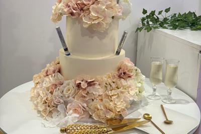 Buffet en plein air avec une variété de plats et boissons, installé sous une tente lors d'un événement convivial.