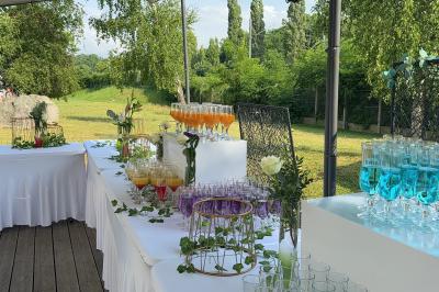 Buffet en plein air avec une variété de plats et boissons, installé sous une tente lors d'un événement convivial.