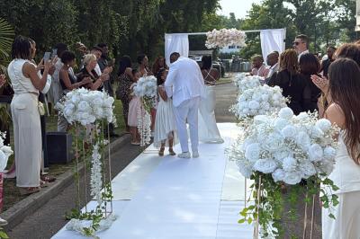 Buffet en plein air avec une variété de plats et boissons, installé sous une tente lors d'un événement convivial.