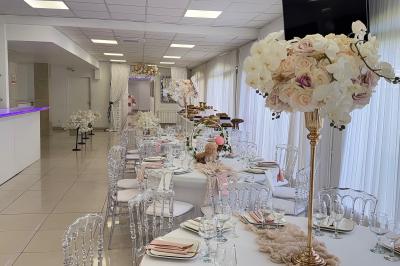 Buffet en plein air avec une variété de plats et boissons, installé sous une tente lors d'un événement convivial.