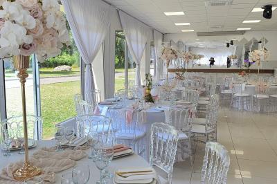 Buffet en plein air avec une variété de plats et boissons, installé sous une tente lors d'un événement convivial.