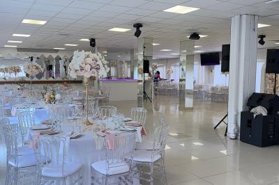 Buffet en plein air avec une variété de plats et boissons, installé sous une tente lors d'un événement convivial.