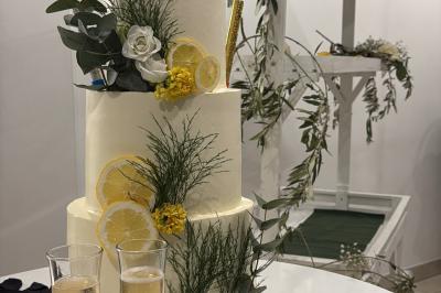 Buffet en plein air avec une variété de plats et boissons, installé sous une tente lors d'un événement convivial.