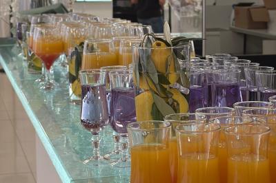 Buffet en plein air avec une variété de plats et boissons, installé sous une tente lors d'un événement convivial.