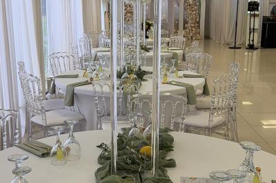 Buffet en plein air avec une variété de plats et boissons, installé sous une tente lors d'un événement convivial.