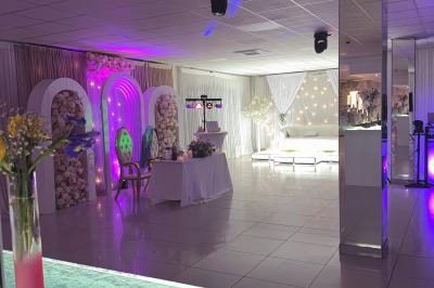 Buffet en plein air avec une variété de plats et boissons, installé sous une tente lors d'un événement convivial.