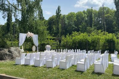 Buffet en plein air avec une variété de plats et boissons, installé sous une tente lors d'un événement convivial.