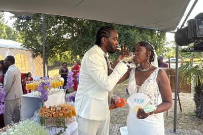 Buffet en plein air avec une variété de plats et boissons, installé sous une tente lors d'un événement convivial.