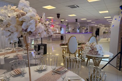 Buffet en plein air avec une variété de plats et boissons, installé sous une tente lors d'un événement convivial.