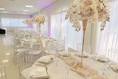 Buffet en plein air avec une variété de plats et boissons, installé sous une tente lors d'un événement convivial.