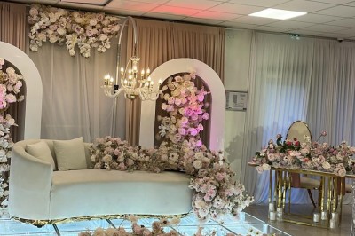 Buffet en plein air avec une variété de plats et boissons, installé sous une tente lors d'un événement convivial.