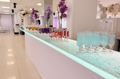 Buffet en plein air avec une variété de plats et boissons, installé sous une tente lors d'un événement convivial.