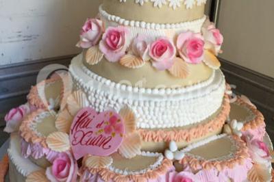 Miniature Location salle Vignieu (Isère) - Domaine de Suzel #10 Chambre avec lit rond, couverture rouge, pétales de rose, lampe de chevet et plafond en bois avec suspension plumeuse.