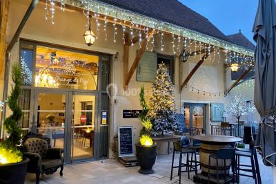 Miniature Location salle Vignieu (Isère) - Domaine de Suzel #11 Chambre avec lit rond, couverture rouge, pétales de rose, lampe de chevet et plafond en bois avec suspension plumeuse.