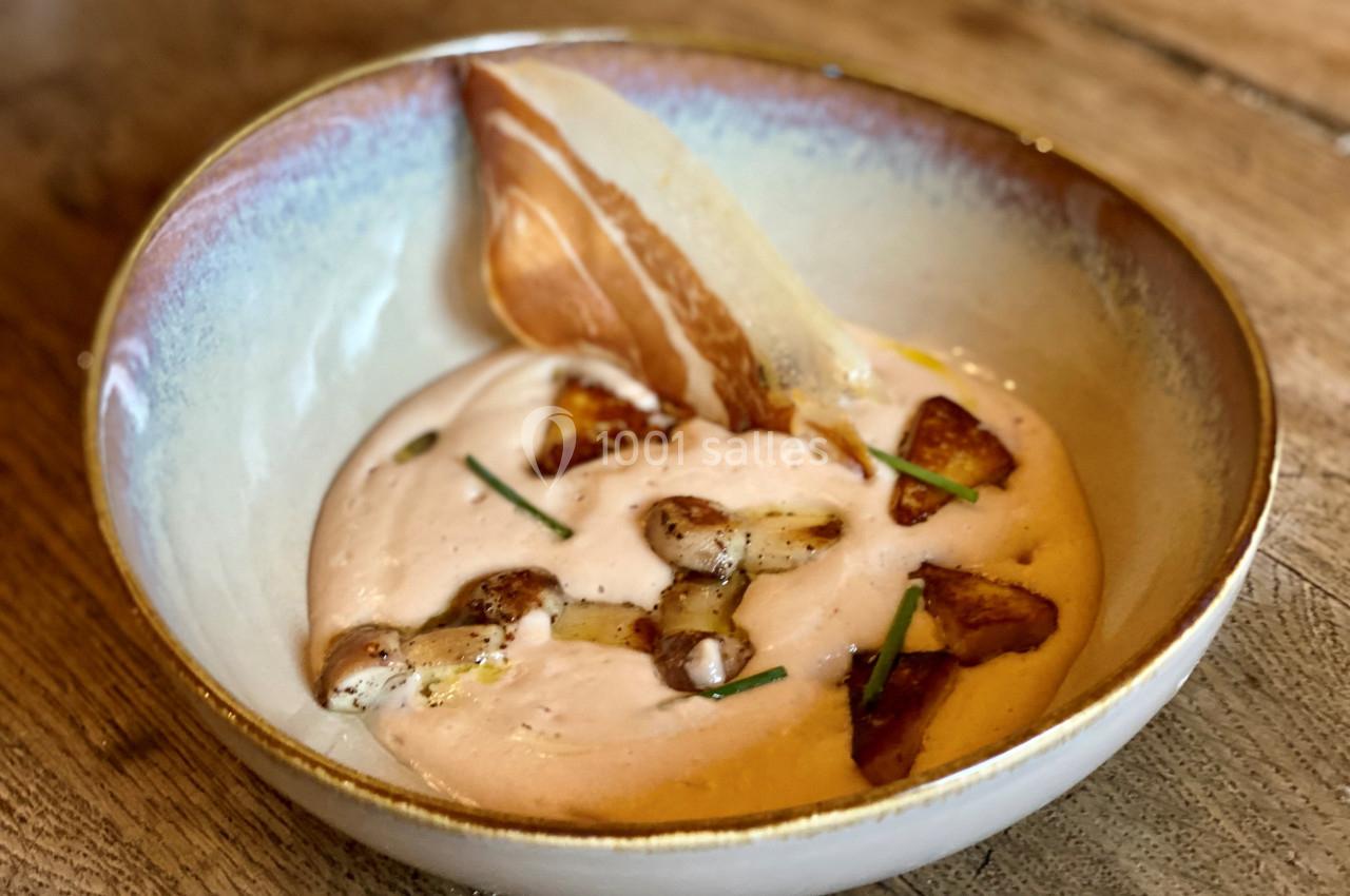 Location salle Vignieu (Isère) - Domaine de Suzel #21 Bol de crème onctueuse garnie de morceaux de champignons dorés, ciboulette et une fine tranche de lard croustillant.