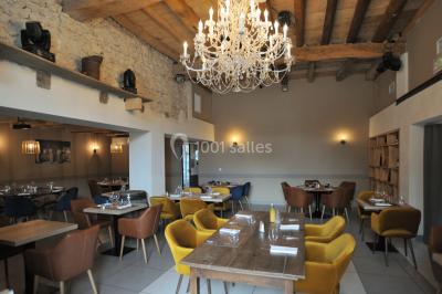 Miniature Location salle Vignieu (Isère) - Domaine de Suzel #6 Chambre avec lit rond, couverture rouge, pétales de rose, lampe de chevet et plafond en bois avec suspension plumeuse.