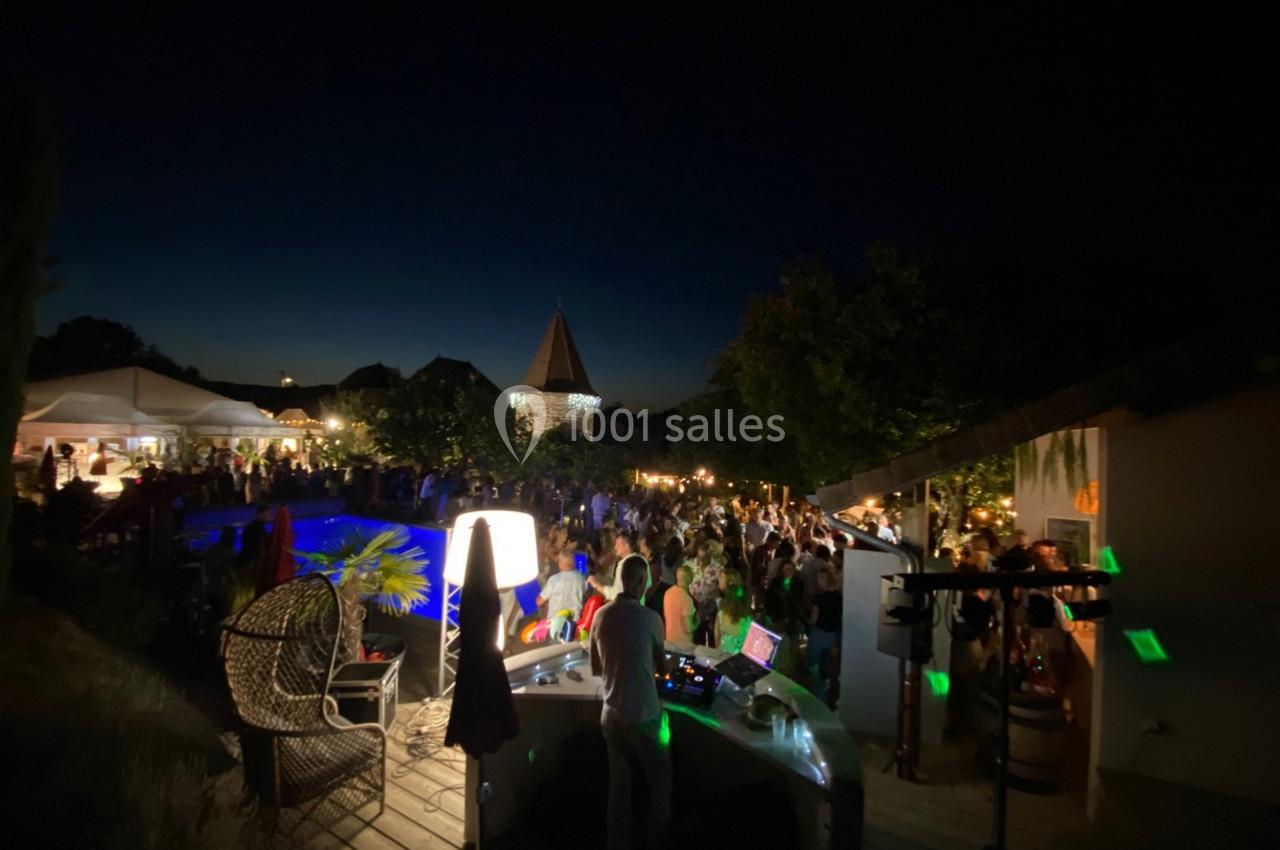 Location salle Vignieu (Isère) - Domaine de Suzel #32 Fête nocturne en extérieur avec DJ, piscine éclairée et invités rassemblés sous des lumières tamisées.
