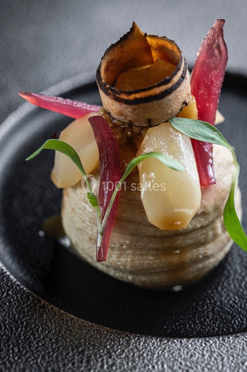 Location salle Vignieu (Isère) - Domaine de Suzel #43 Plat gastronomique composé de légumes soigneusement dressés sur une base, avec des garnitures élégantes et colorées.