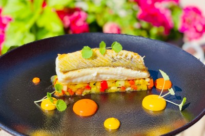 Miniature Location salle Vignieu (Isère) - Domaine de Suzel #51 Chambre avec lit rond, couverture rouge, pétales de rose, lampe de chevet et plafond en bois avec suspension plumeuse.