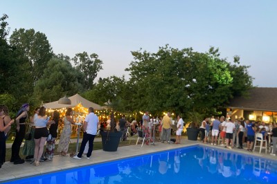 Miniature Location salle Vignieu (Isère) - Domaine de Suzel #52 Chambre avec lit rond, couverture rouge, pétales de rose, lampe de chevet et plafond en bois avec suspension plumeuse.