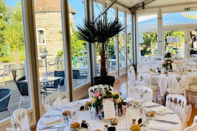 Miniature Location salle Vignieu (Isère) - Domaine de Suzel #55 Chambre avec lit rond, couverture rouge, pétales de rose, lampe de chevet et plafond en bois avec suspension plumeuse.