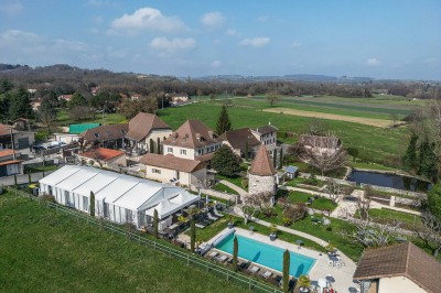 Un couple de dos regarde un feu d'artifice illuminer le ciel nocturne dans un cadre extérieur.