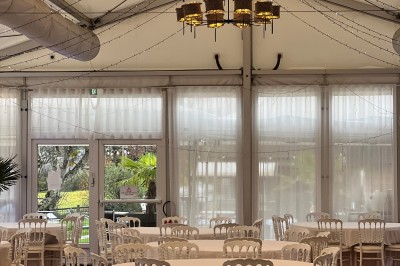 Un couple de dos regarde un feu d'artifice illuminer le ciel nocturne dans un cadre extérieur.