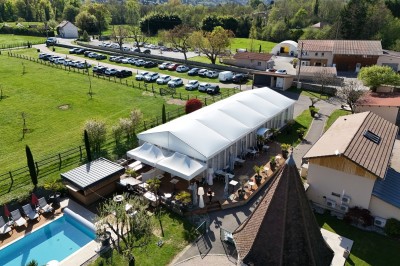 Un couple de dos regarde un feu d'artifice illuminer le ciel nocturne dans un cadre extérieur.