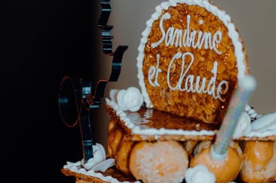 Un couple de dos regarde un feu d'artifice illuminer le ciel nocturne dans un cadre extérieur.