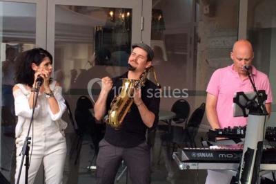 Miniature Location salle Vignieu (Isère) - Domaine de Suzel #19 Chambre avec lit rond, couverture rouge, pétales de rose, lampe de chevet et plafond en bois avec suspension plumeuse.