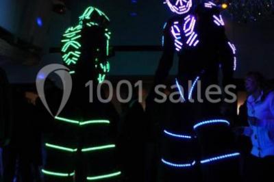 Miniature Location salle Vignieu (Isère) - Domaine de Suzel #13 Vue aérienne d'une réception en plein air autour d'une piscine, avec des invités, des tables et des espaces verts…