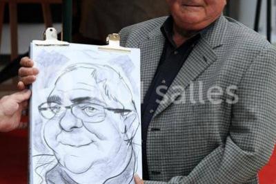 Miniature Location salle Vignieu (Isère) - Domaine de Suzel #10 Vue aérienne d'une réception en plein air autour d'une piscine, avec des invités, des tables et des espaces verts…