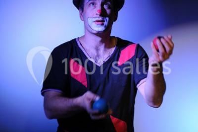 Miniature Location salle Vignieu (Isère) - Domaine de Suzel #12 Vue aérienne d'une réception en plein air autour d'une piscine, avec des invités, des tables et des espaces verts…