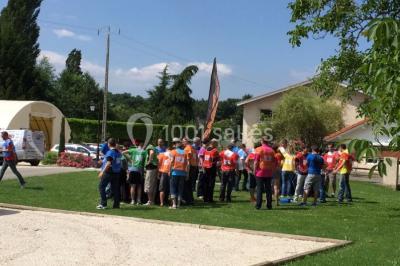 Miniature Location salle Vignieu (Isère) - Domaine de Suzel #14 Vue aérienne d'une réception en plein air autour d'une piscine, avec des invités, des tables et des espaces verts…