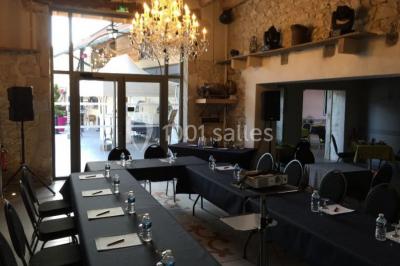 Miniature Location salle Vignieu (Isère) - Domaine de Suzel #3 Vue aérienne d'une réception en plein air autour d'une piscine, avec des invités, des tables et des espaces verts…