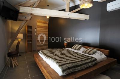 Miniature Location salle Vignieu (Isère) - Domaine de Suzel #16 Vue aérienne d'une réception en plein air autour d'une piscine, avec des invités, des tables et des espaces verts…