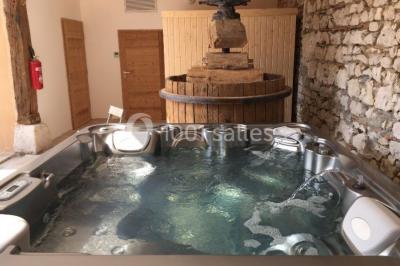 Miniature Location salle Vignieu (Isère) - Domaine de Suzel #17 Vue aérienne d'une réception en plein air autour d'une piscine, avec des invités, des tables et des espaces verts…