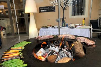 Miniature Location salle Vignieu (Isère) - Domaine de Suzel #8 Vue aérienne d'une réception en plein air autour d'une piscine, avec des invités, des tables et des espaces verts…