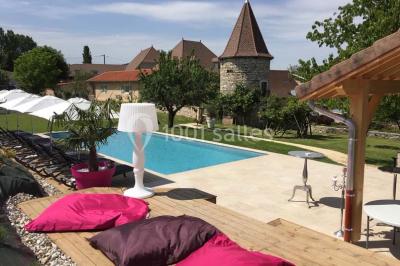 Miniature Location salle Vignieu (Isère) - Domaine de Suzel #4 Vue aérienne d'une réception en plein air autour d'une piscine, avec des invités, des tables et des espaces verts…