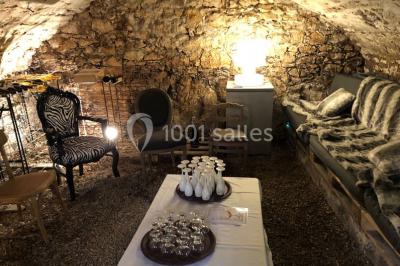 Miniature Location salle Vignieu (Isère) - Domaine de Suzel #7 Vue aérienne d'une réception en plein air autour d'une piscine, avec des invités, des tables et des espaces verts…