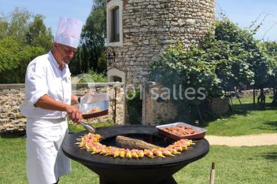 Miniature Location salle Vignieu (Isère) - Domaine de Suzel #5 Vue aérienne d'une réception en plein air autour d'une piscine, avec des invités, des tables et des espaces verts…