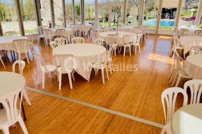 Miniature Location salle Vignieu (Isère) - Domaine de Suzel #6 Vue aérienne d'une réception en plein air autour d'une piscine, avec des invités, des tables et des espaces verts…