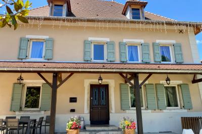 Miniature Location salle Vignieu (Isère) - Domaine de Suzel #20 Vue aérienne d'une réception en plein air autour d'une piscine, avec des invités, des tables et des espaces verts…